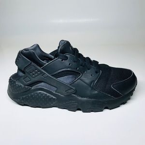 NIKE HUARACHES BLACK WOMANS SIZE: 7.5